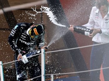 Hamilton Menyalip Verstappen Mendekati Akhir Untuk Memenangkan GP Spanyol